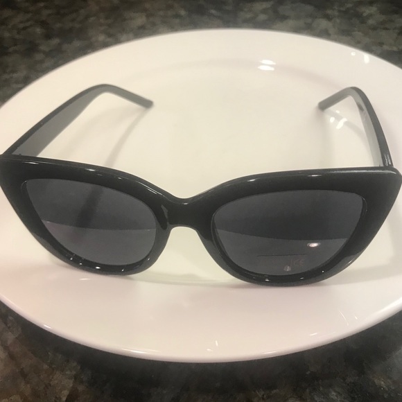 New! Black Oversized Cat-eye Sunglasses - Picture 5 of 7